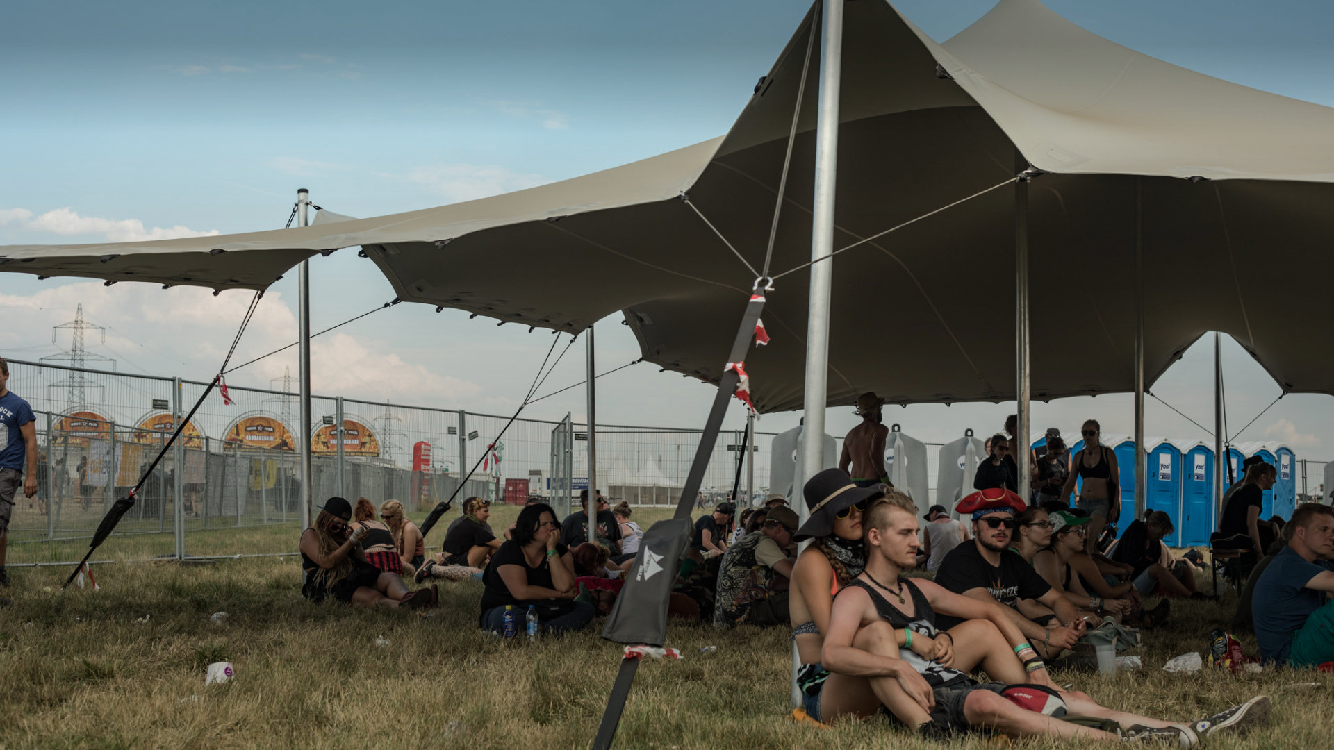 Ein Stretchzelt am Festival. Dient als Oase, als Relaxbereich, aber auch als Sonnen- oder Regenschutz.