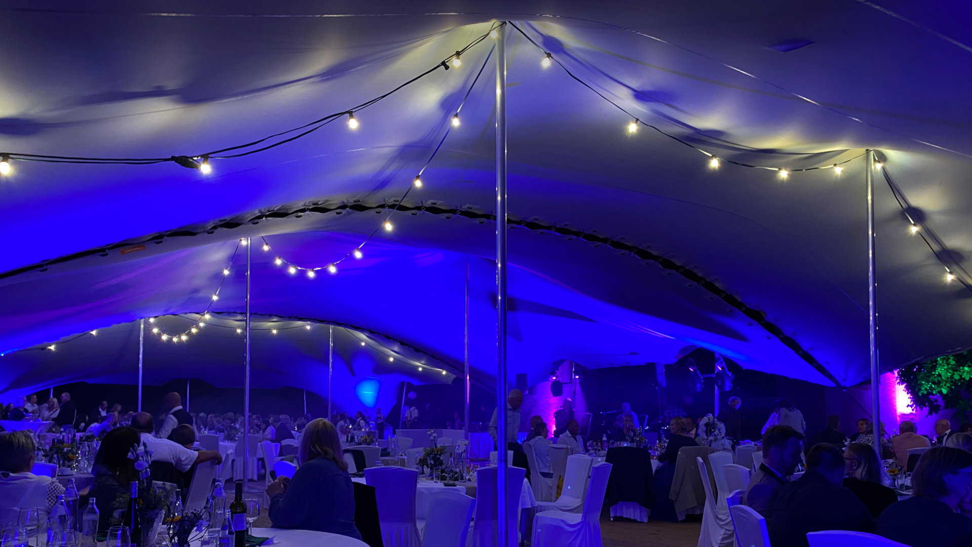 Hochzeit im eigenen Garten. Mit einem Zelt das Sonnen- und Wetterschutz bietet.