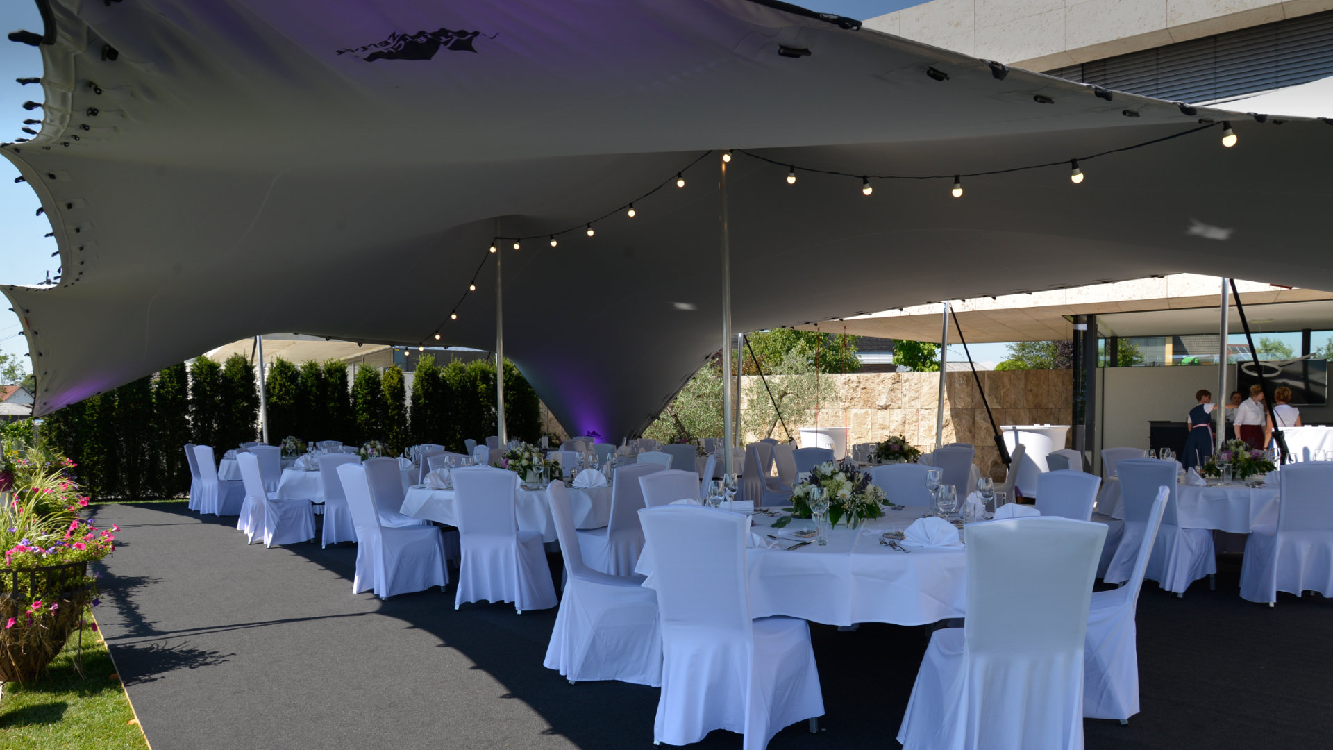 Hochzeit im eigenen Garten. Mit einem Zelt das Sonnen- und Wetterschutz bietet.