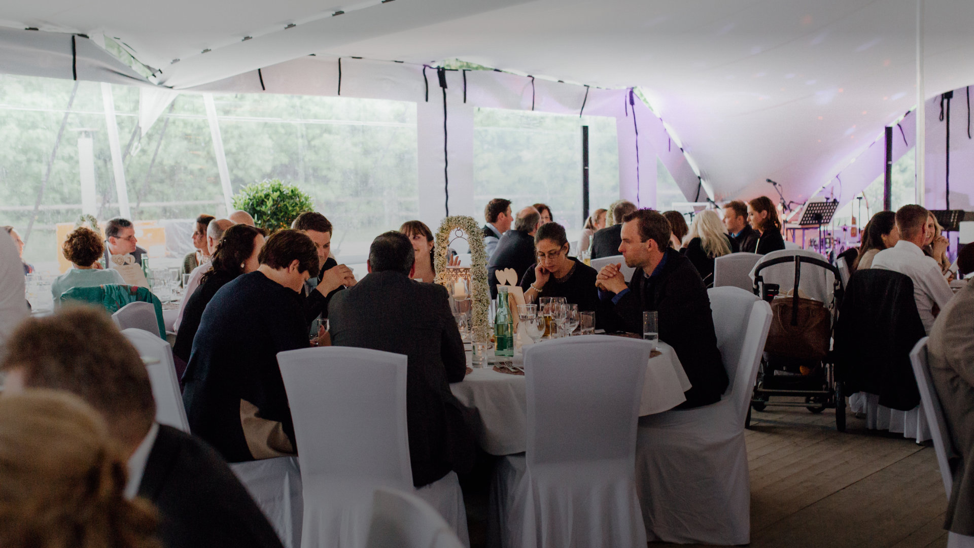 Hochzeit im eigenen Garten. Mit einem Zelt das Sonnen- und Wetterschutz bietet.