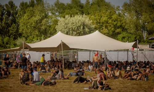 Ein Stretchzelt am Festival. Dient als Oase, als Relaxbereich, aber auch als Sonnen- oder Regenschutz.