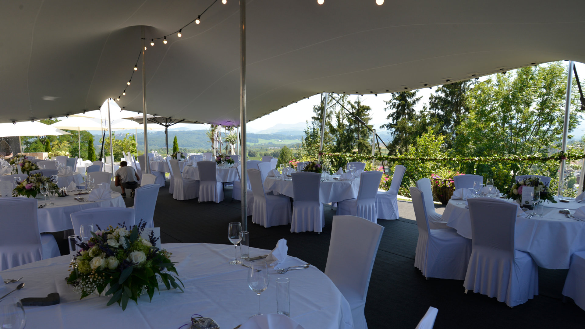 Hochzeit im eigenen Garten. Mit einem Zelt das Sonnen- und Wetterschutz bietet.