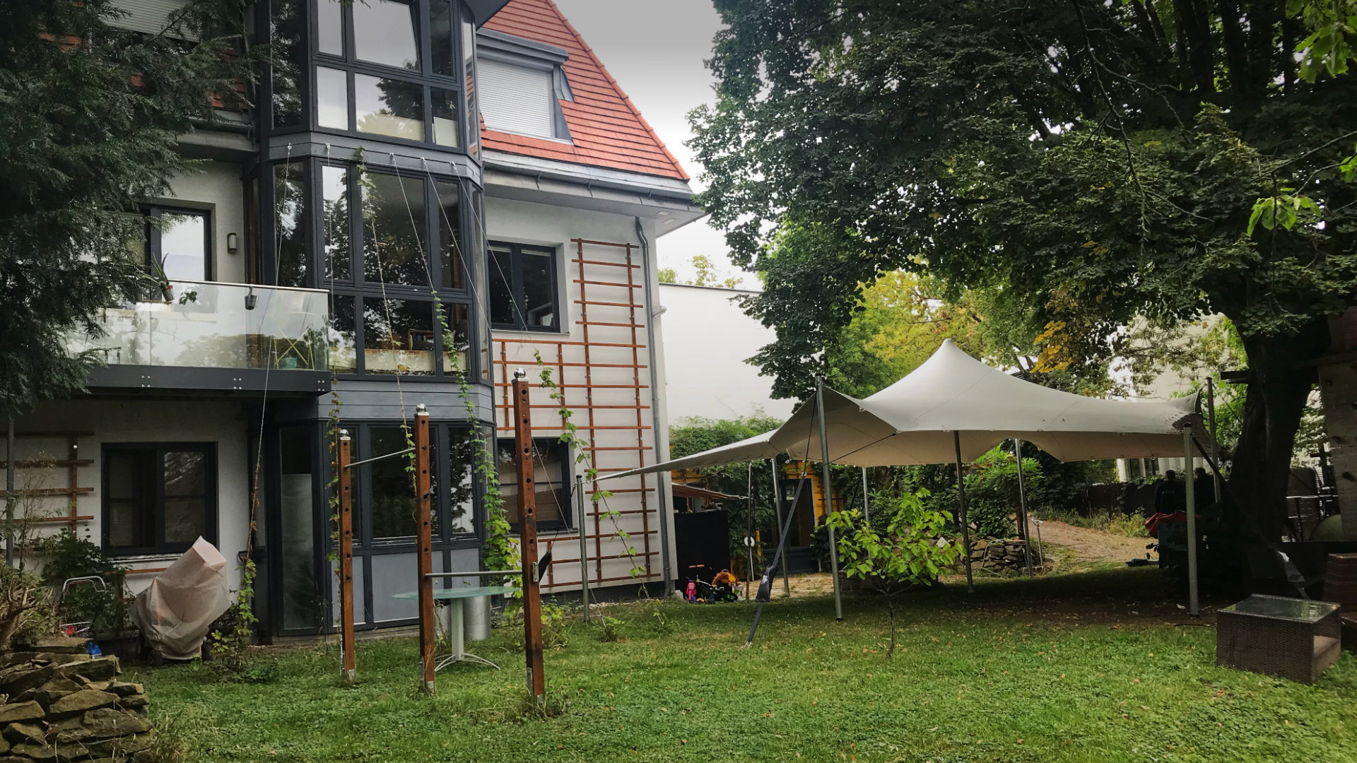 Im Garten heiraten. Also eine Gartenhochzeit.